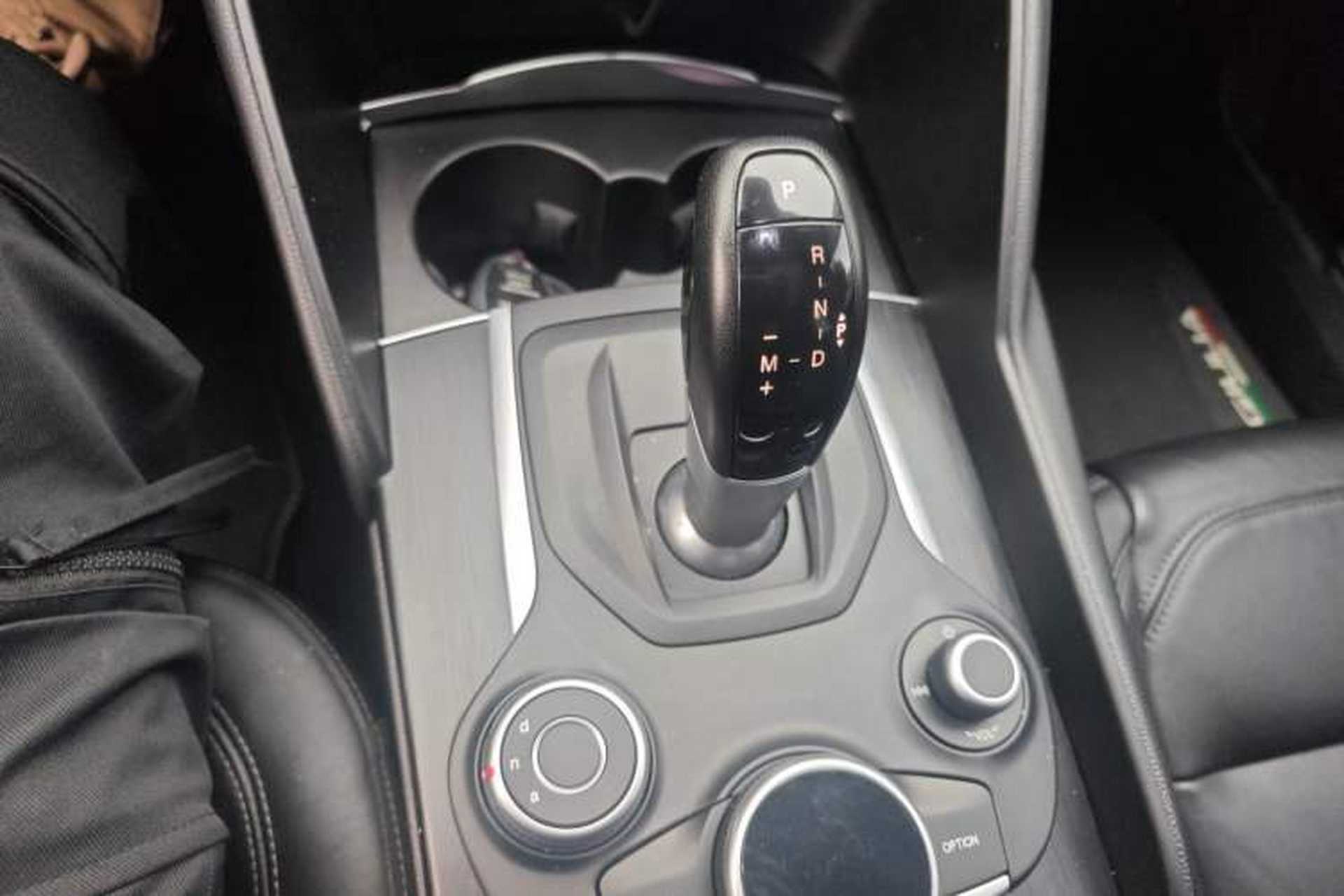 Used Alfa Romeo Giulia 2017 2.0T 280HP Luxury Edition Gear Lever