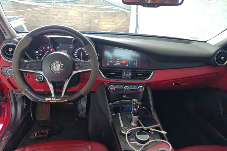 Used Alfa Romeo Giulia 2017 2.0T 200HP Luxury Edition Center Console