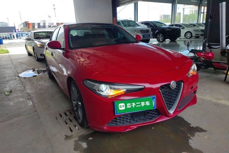 Used Alfa Romeo Giulia 2017 2.0T 200HP Luxury Edition Front Right 45 Deg