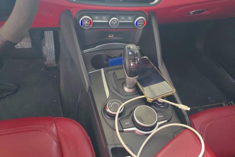 Used Alfa Romeo Giulia 2017 2.0T 200HP Luxury Edition Gear Lever
