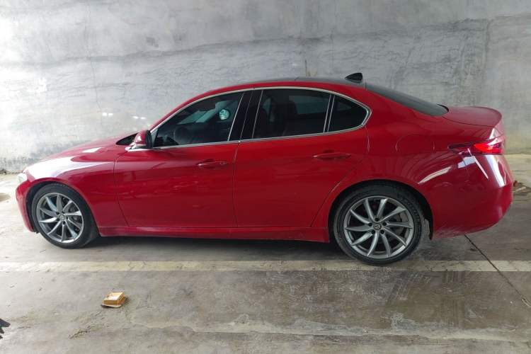 Used Alfa Romeo Giulia 2017 2.0T 200HP Luxury Edition Left Side