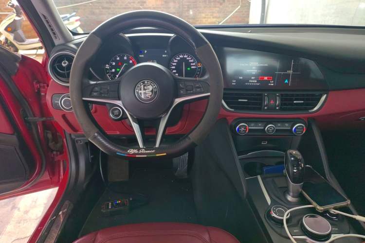 Used Alfa Romeo Giulia 2017 2.0T 200HP Luxury Edition Steering Wheel