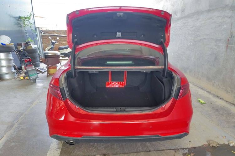 Used Alfa Romeo Giulia 2017 2.0T 200HP Luxury Edition Trunk