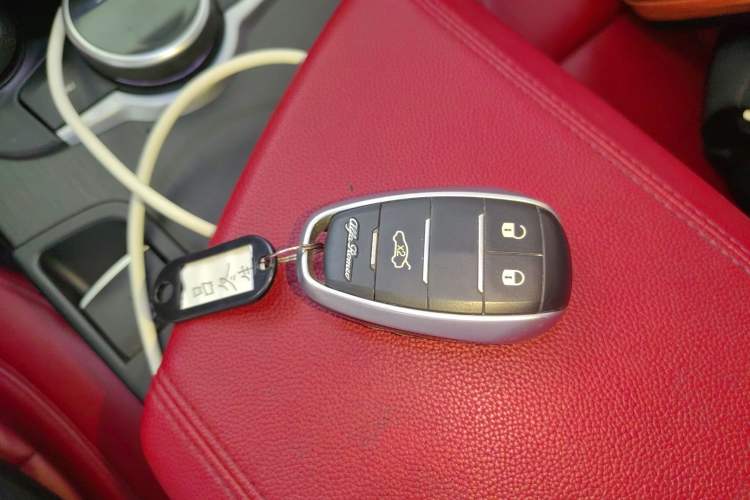 Used Alfa Romeo Giulia 2017 2.0T 200HP Luxury Edition Vehicle Key