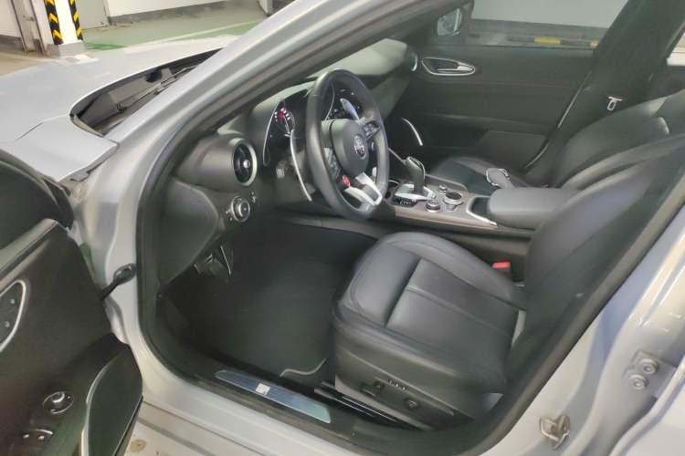 Used Alfa Romeo Giulia 2022 2.0T 280HP Ti Driving Edition Interior 2