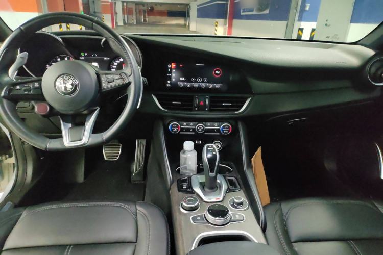 Used Alfa Romeo Giulia 2022 2.0T 280HP Ti Driving Edition Interior 3