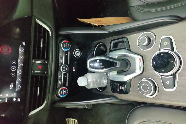 Used Alfa Romeo Giulia 2022 2.0T 280HP Ti Driving Edition Interior 4