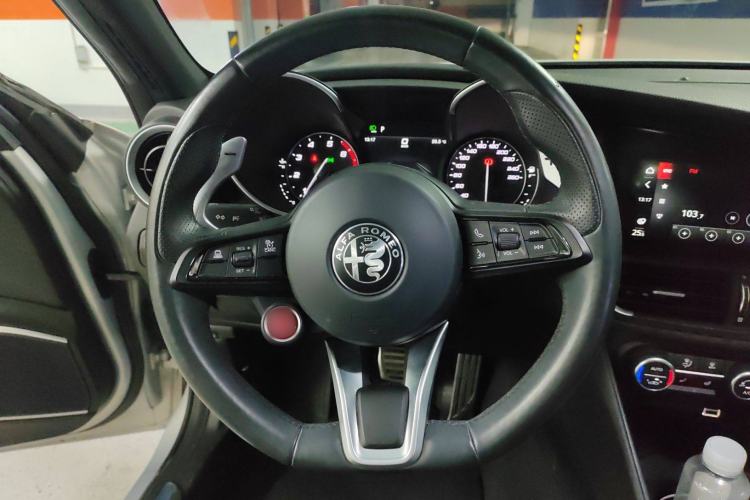 Used Alfa Romeo Giulia 2022 2.0T 280HP Ti Driving Edition Interior 5