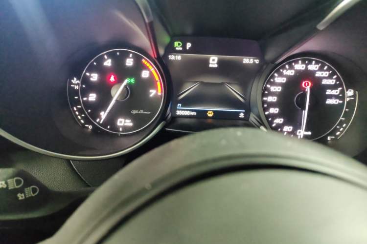 Used Alfa Romeo Giulia 2022 2.0T 280HP Ti Driving Edition Odometer Close Up
