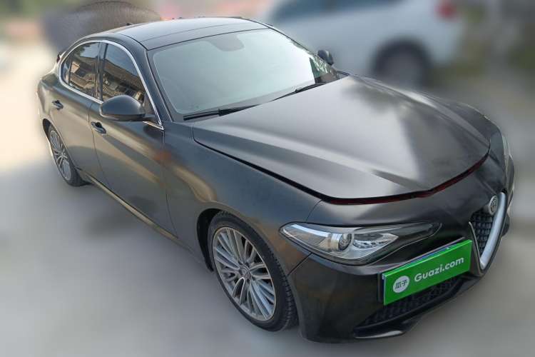 Used Alfa Romeo Giulia 2017 2.0T 280HP Luxury Edition Front Right 45 Deg