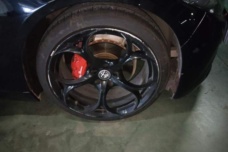 Used Alfa Romeo Giulia 2017 2.0T 200HP Elite Edition Right Front Wheel Hub