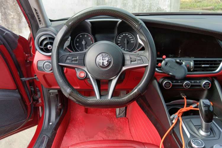 Used Alfa Romeo Giulia 2017 2.0T 280HP Luxury Edition Steering Wheel