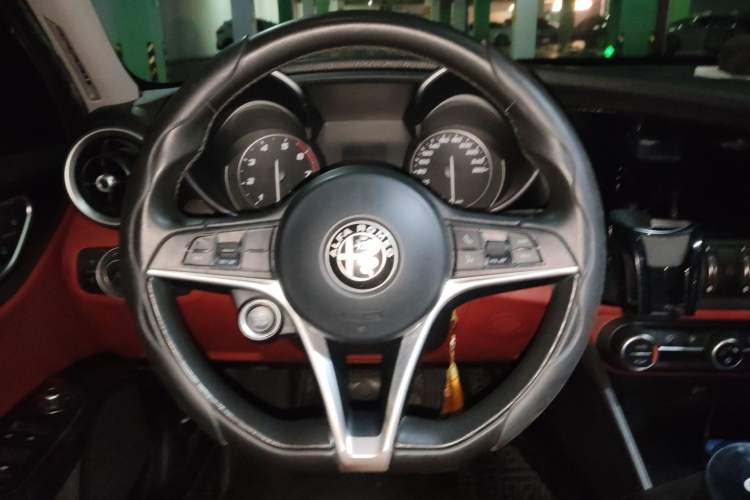 Used Alfa Romeo Giulia 2017 2.0T 200HP Elite Edition Steering Wheel