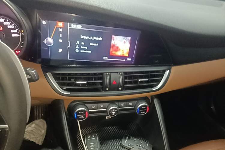 Used Alfa Romeo Giulia 2017 2.0T 200HP Elite Edition Audio And AC Panel