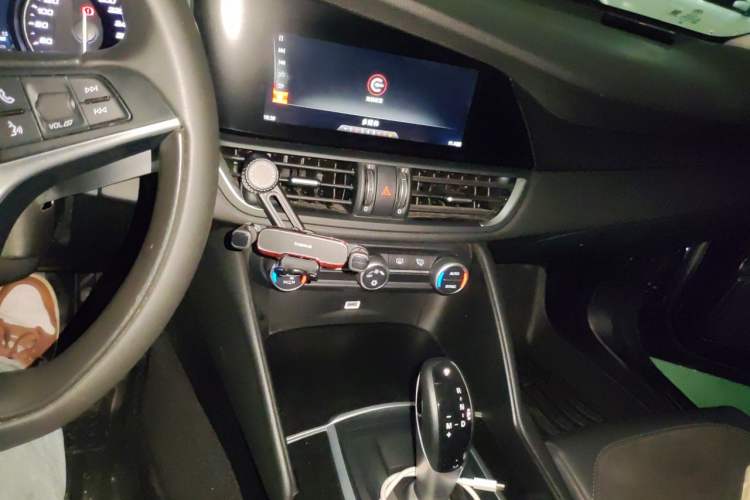 Used Alfa Romeo Giulia 2017 2.0T 280HP Luxury Edition Audio And AC Panel