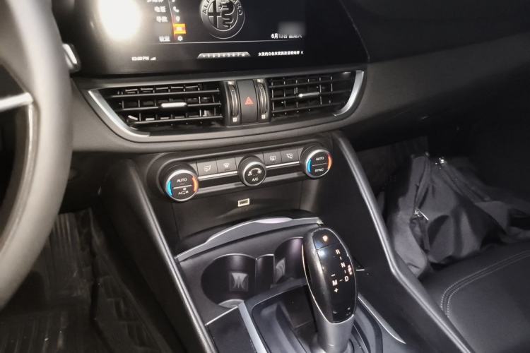 Used Alfa Romeo Giulia 2017 2.0T 280HP Luxury Edition Audio And AC Panel