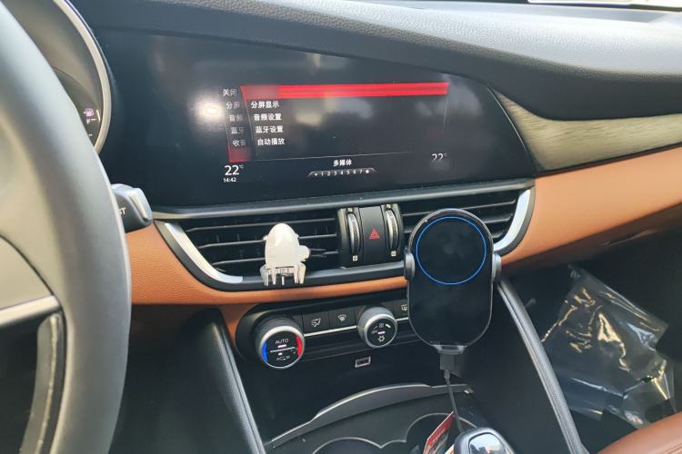 Used Alfa Romeo Giulia 2017 2.0T 280HP Luxury Edition Audio And AC Panel
