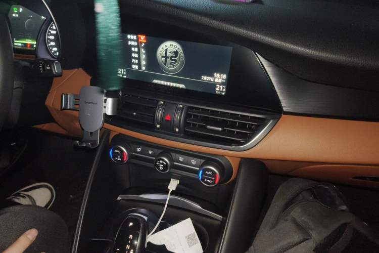 Used Alfa Romeo Giulia 2017 2.0T 200HP Luxury Edition Audio And AC Panel