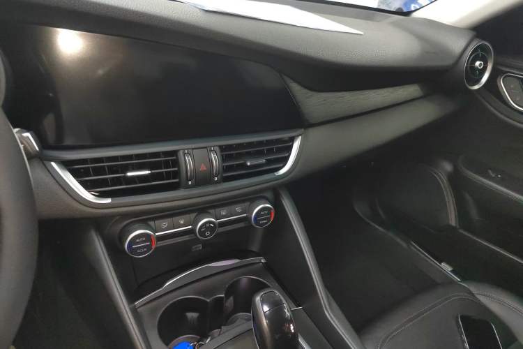 Used Alfa Romeo Giulia 2017 2.0T 280HP Luxury Edition Audio And AC Panel
