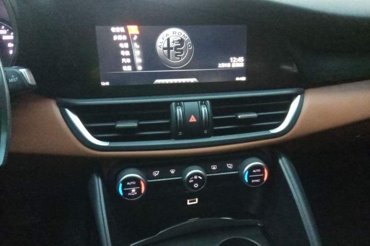 Used Alfa Romeo Giulia 2017 2.0T 280HP Luxury Edition Audio And AC Panel