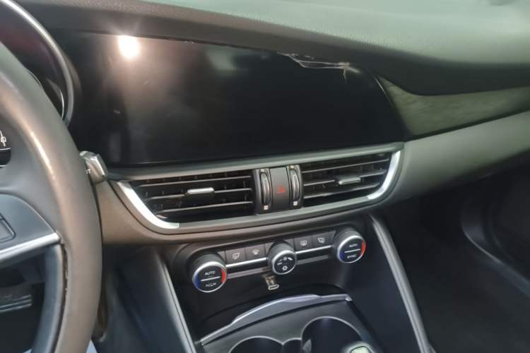 Used Alfa Romeo Giulia 2017 2.0T 200HP Luxury Edition Audio And AC Panel