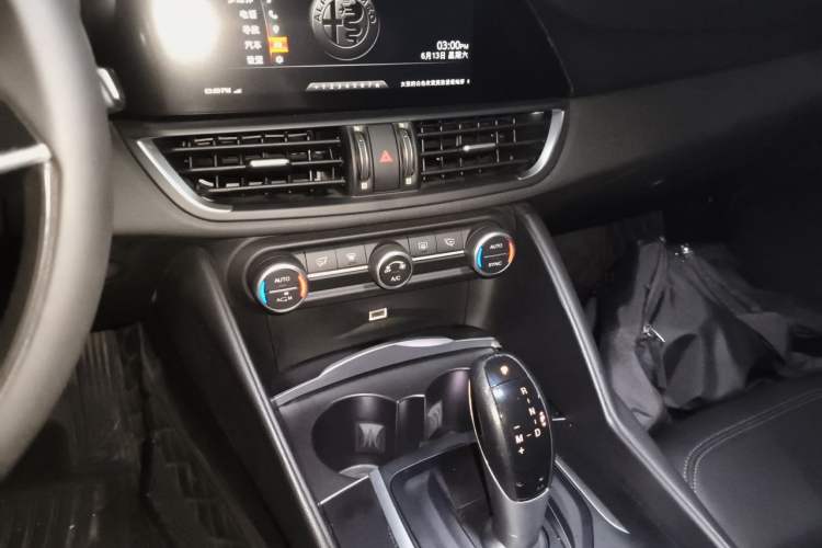 Used Alfa Romeo Giulia 2017 2.0T 280HP Luxury Edition Audio And AC Panel
