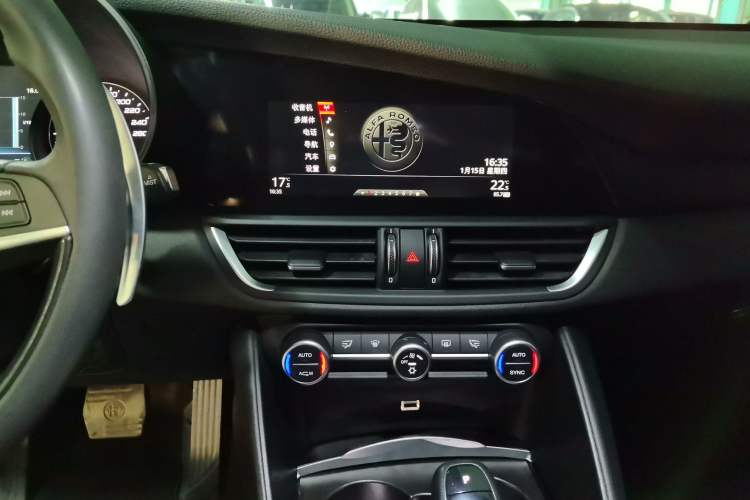 Used Alfa Romeo Giulia 2017 2.0T 280HP Luxury Edition Audio And AC Panel