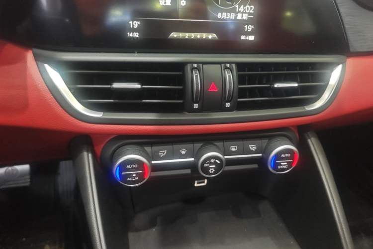 Used Alfa Romeo Giulia 2017 2.0T 200HP Elite Edition Audio And AC Panel