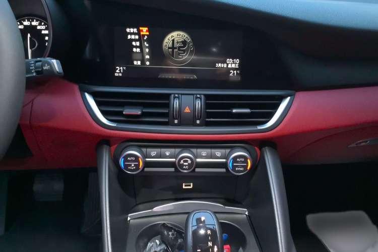Used Alfa Romeo Giulia 2017 2.0T 200HP Luxury Edition Audio And AC Panel