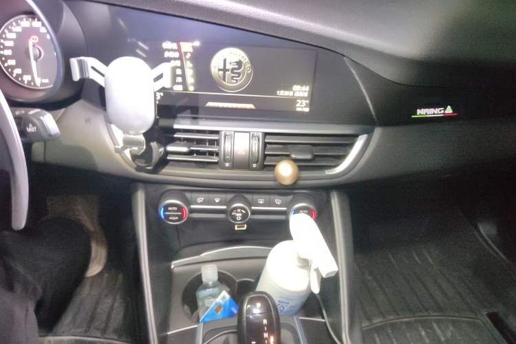 Used Alfa Romeo Giulia 2017 2.0T 280HP Luxury Edition Audio And AC Panel