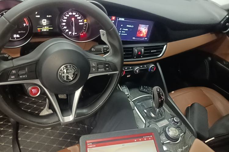 Used Alfa Romeo Giulia 2017 2.0T 200HP Elite Edition Center Console