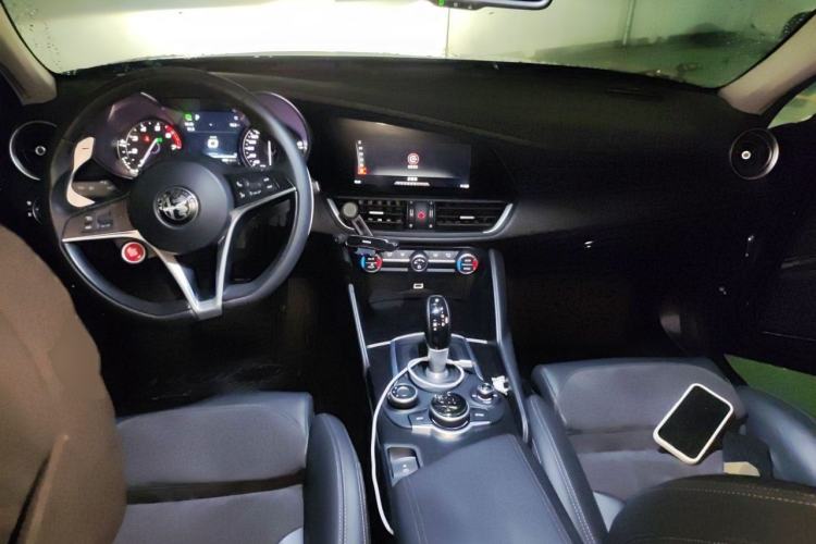 Used Alfa Romeo Giulia 2017 2.0T 280HP Luxury Edition Center Console