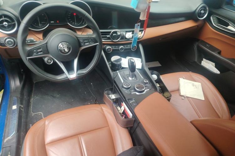Used Alfa Romeo Giulia 2017 2.0T 200HP Luxury Edition Center Console