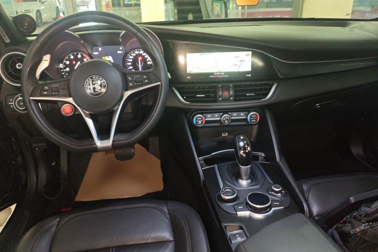 Used Alfa Romeo Giulia 2017 2.0T 280HP Luxury Edition Center Console