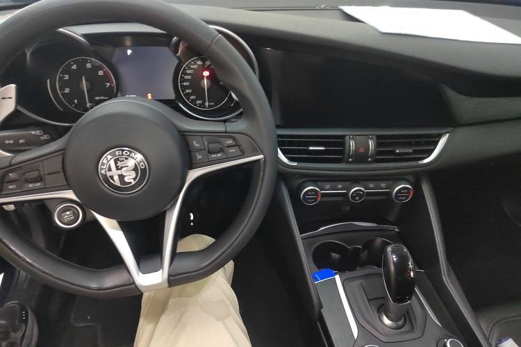 Used Alfa Romeo Giulia 2017 2.0T 280HP Luxury Edition Center Console