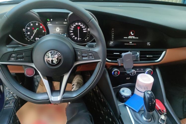 Used Alfa Romeo Giulia 2017 2.0T 200HP Luxury Edition Center Console