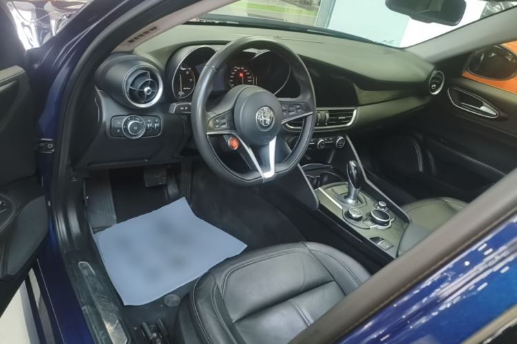Used Alfa Romeo Giulia 2017 2.0T 200HP Luxury Edition Center Console