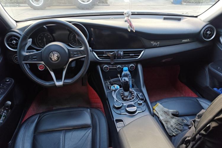 Used Alfa Romeo Giulia 2017 2.0T 200HP Luxury Edition Center Console