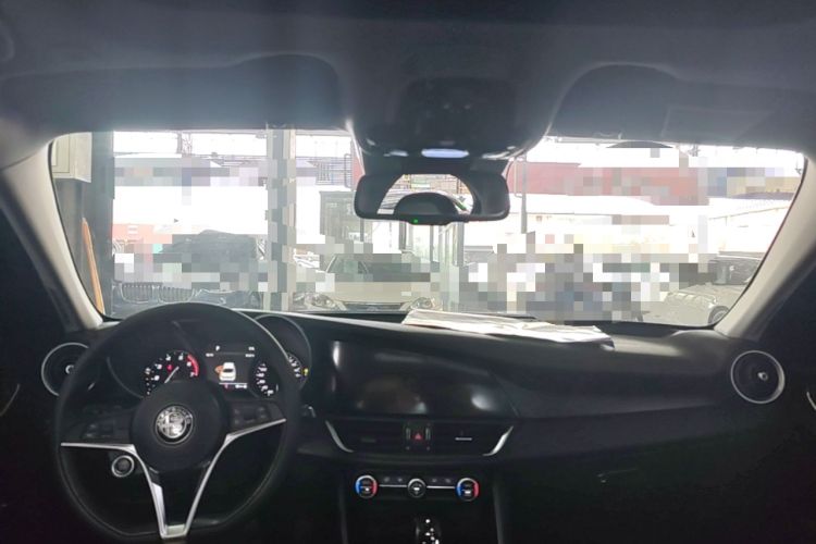 Used Alfa Romeo Giulia 2017 2.0T 200HP Luxury Edition Center Console