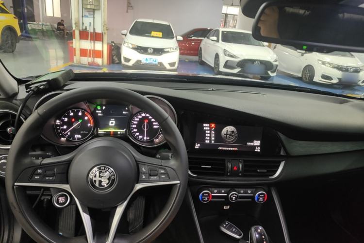 Used Alfa Romeo Giulia 2017 2.0T 200HP Luxury Edition Center Console