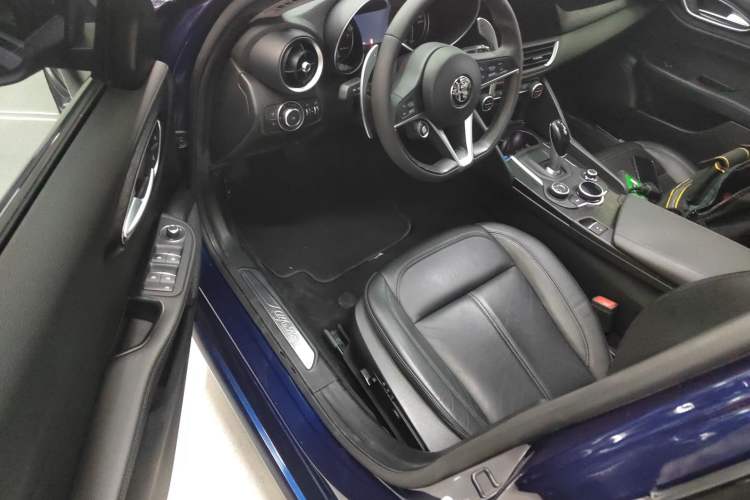 Used Alfa Romeo Giulia 2017 2.0T 280HP Luxury Edition Driver Seat