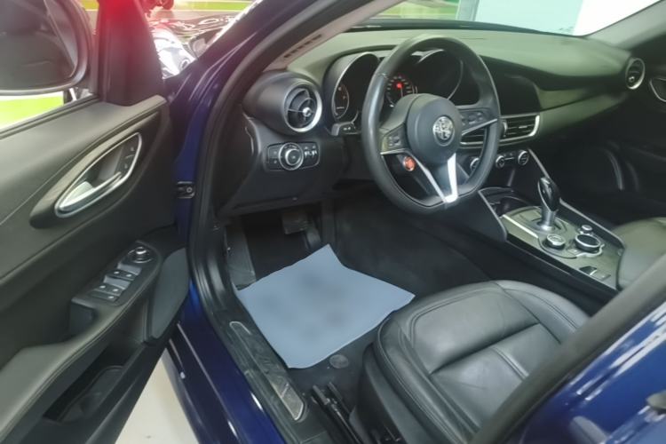 Used Alfa Romeo Giulia 2017 2.0T 200HP Luxury Edition Driver Seat
