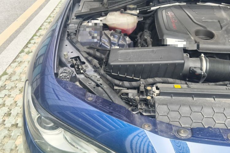 Used Alfa Romeo Giulia 2017 2.0T 280HP Luxury Edition Engine Bay Right