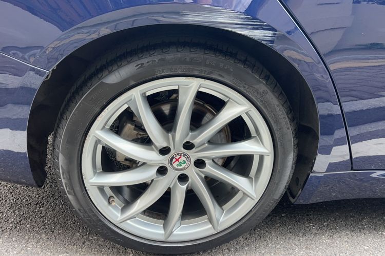 Used Alfa Romeo Giulia 2017 2.0T 200HP Luxury Edition Exterior 10