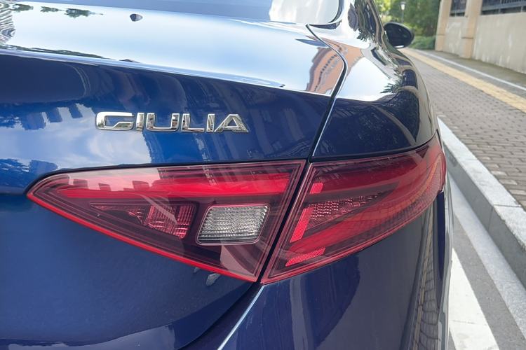Used Alfa Romeo Giulia 2017 2.0T 200HP Luxury Edition Exterior 11
