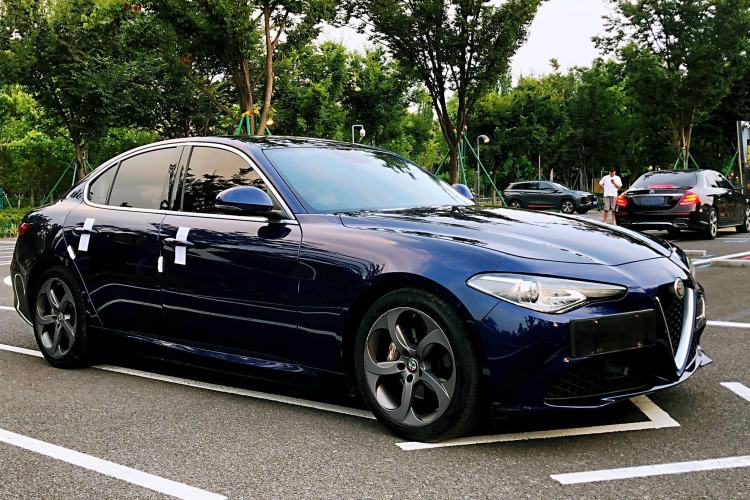 Used Alfa Romeo Giulia 2017 2.0T 200HP Luxury Edition Exterior 2