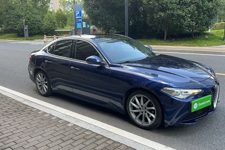 Used Alfa Romeo Giulia 2017 2.0T 200HP Luxury Edition Exterior 2