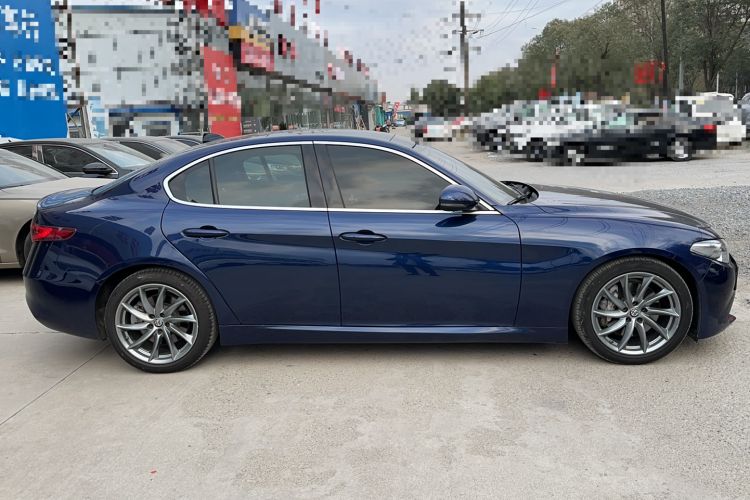 Used Alfa Romeo Giulia 2017 2.0T 280HP Luxury Edition Exterior 2