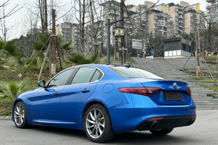 Used Alfa Romeo Giulia 2017 2.0T 280HP Luxury Edition Exterior 2
