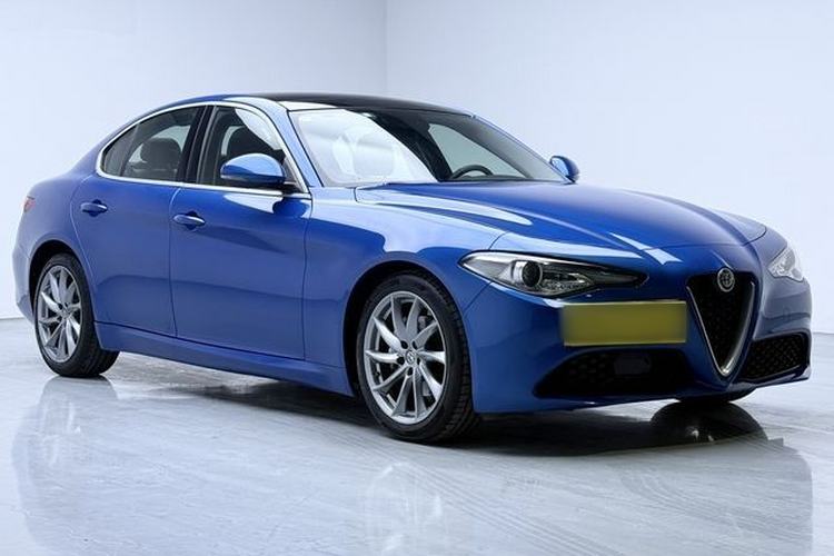 Used Alfa Romeo Giulia 2017 2.0T 200HP Luxury Edition Exterior 2